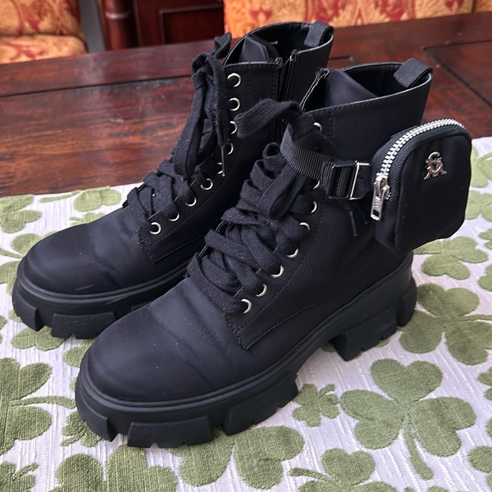 Steve Madden nylon combat boots with attached pocket. Sz 8.5 used excellent cond